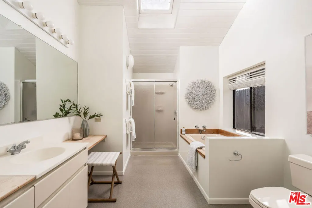 Santa Barbara, California 93109, United States, 3 Bedrooms Bedrooms, ,2 BathroomsBathrooms,Residential,Active,231436