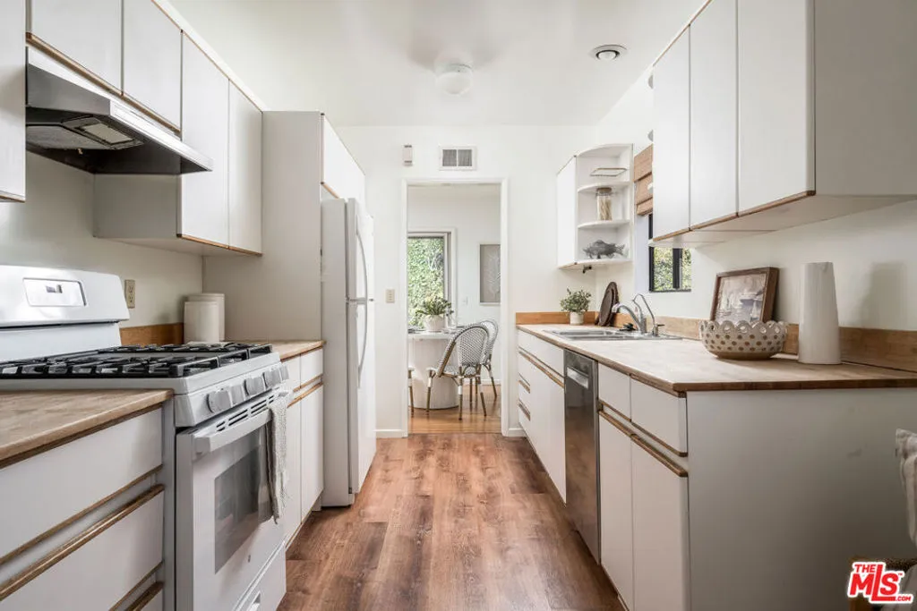 Santa Barbara, California 93109, United States, 3 Bedrooms Bedrooms, ,2 BathroomsBathrooms,Residential,Active,231436