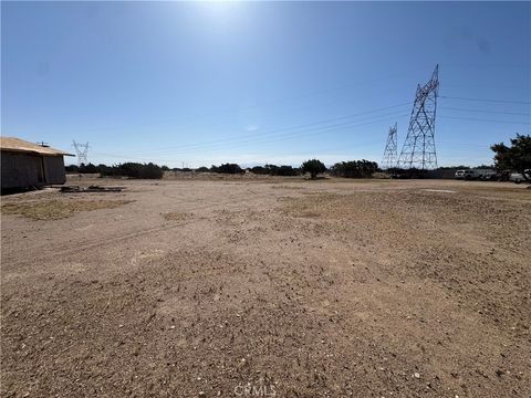 Photo of 10717 Muscatel St, Oak Hills, CA 92344 (MLS # CV26013900)