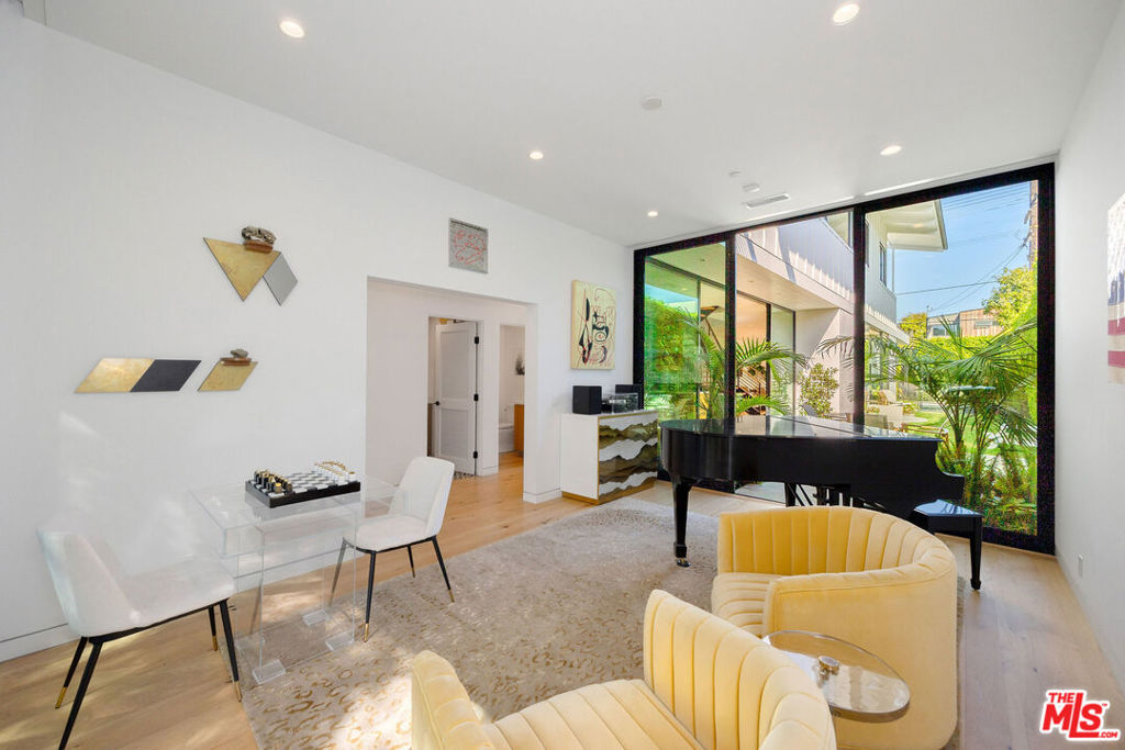 1052 Palms Boulevard