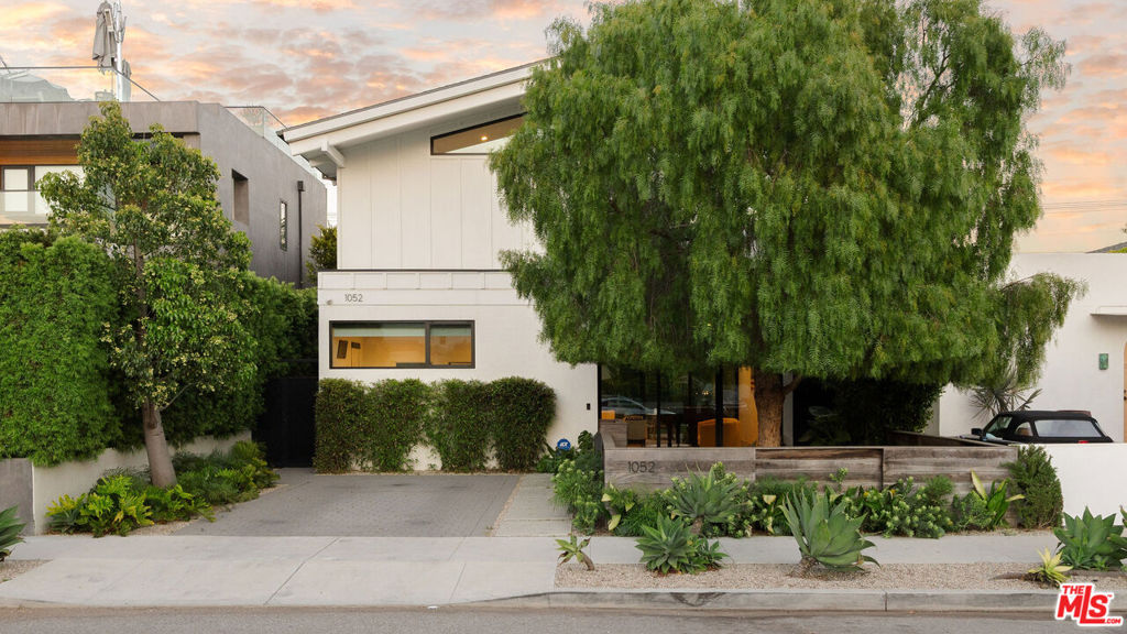 1052 Palms Boulevard