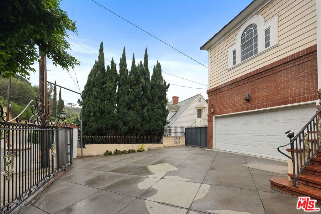 2431 Benedict Canyon Drive