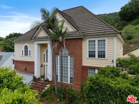 Photo of 2431 Benedict Canyon Drive, Beverly Hills, CA 90210 (MLS # 25563395)