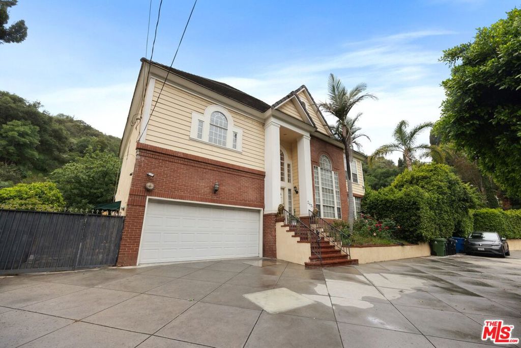 2431 Benedict Canyon Drive