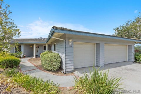 Photo of 1315 Eagle Glen GLN, Escondido, CA 92029 (MLS # 260017922SD)