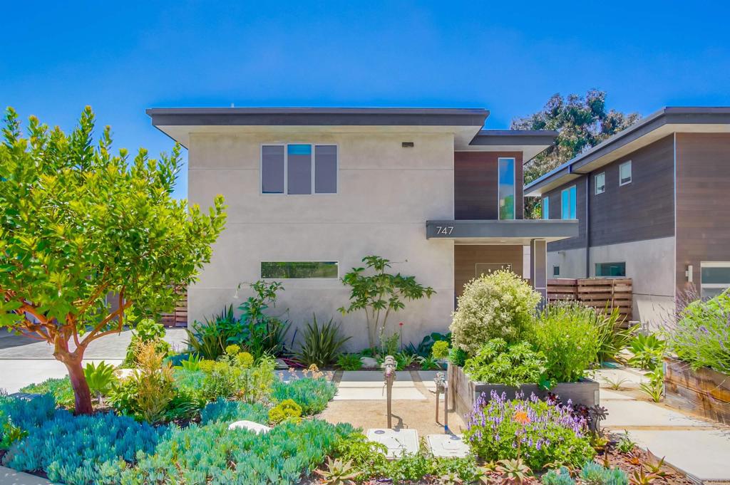 Luxury contemporary home that emphasizes walkability and lifestyle. Stunning beach community located within the Cedros Design District. Walk or bike to the Belly Up music venue, Del Mar Horse Races, Farmers Market, and so much more. Enjoy the best San Diego has to offer.
