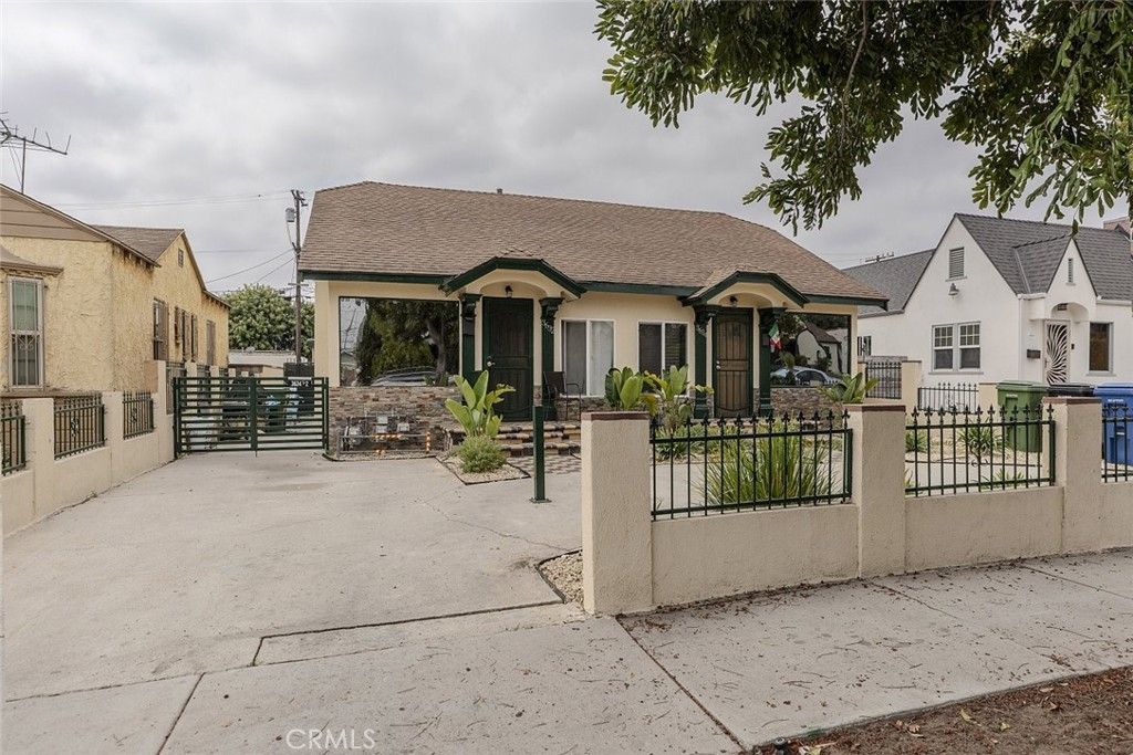 Photo of 3632 W 59th Street, Los Angeles, CA 90043 (MLS # CV25191773)