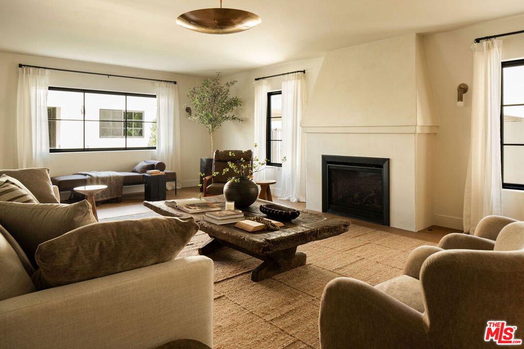 Photo of 933 S Sycamore Avenue, Los Angeles, CA 90036 (MLS # 26833649)