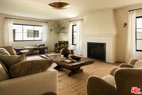 Photo of 933 S Sycamore Avenue, Los Angeles, CA 90036 (MLS # 26833649)