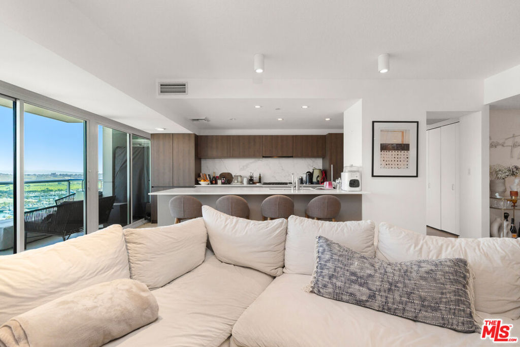 13600 Marina Pointe Drive 1906