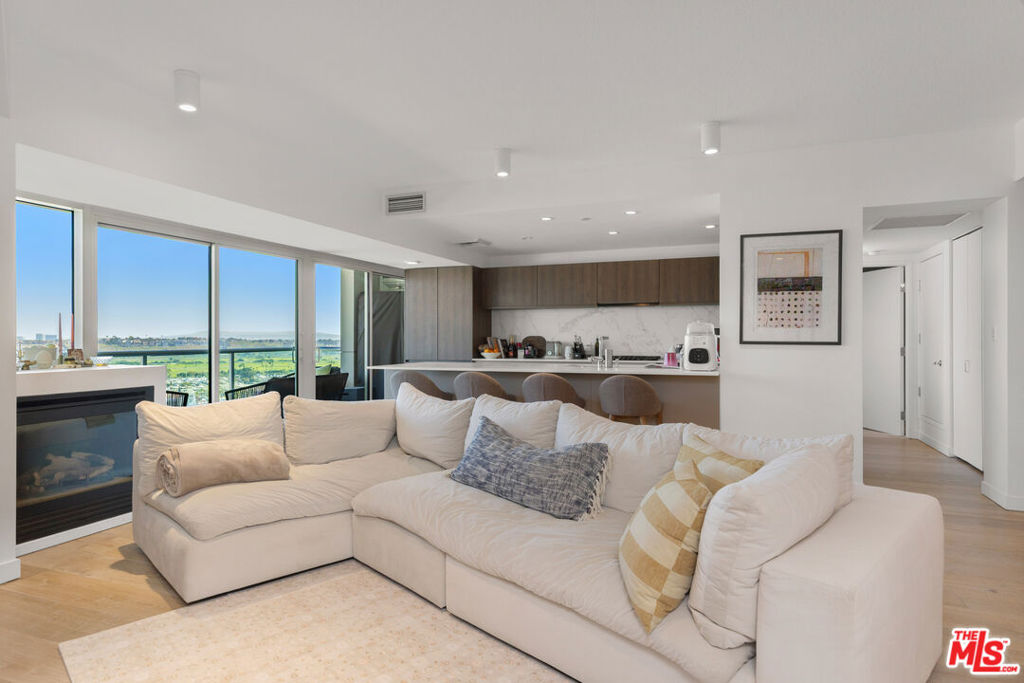 13600 Marina Pointe Drive 1906