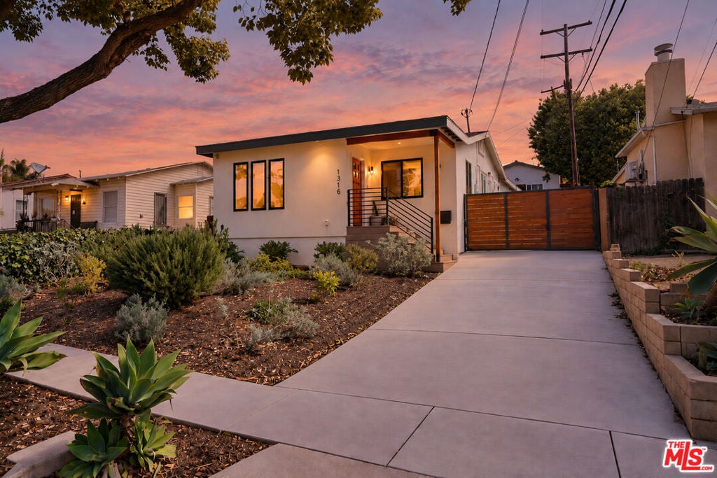 Photo of 1316 N Chester Avenue, Inglewood, CA 90302 (MLS # 26995659)