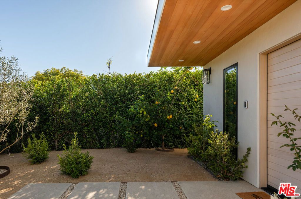 Photo of 11827 Wagner Street, Culver City, CA 90230 (MLS # 25611993)