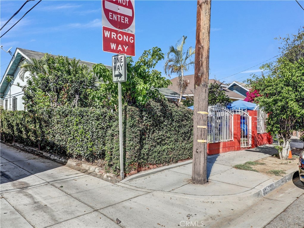 829 S Ditman