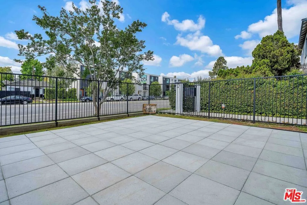 Valley Village, California 91602, United States, 2 Bedrooms Bedrooms, ,1 BathroomBathrooms,Residential,Active,204364