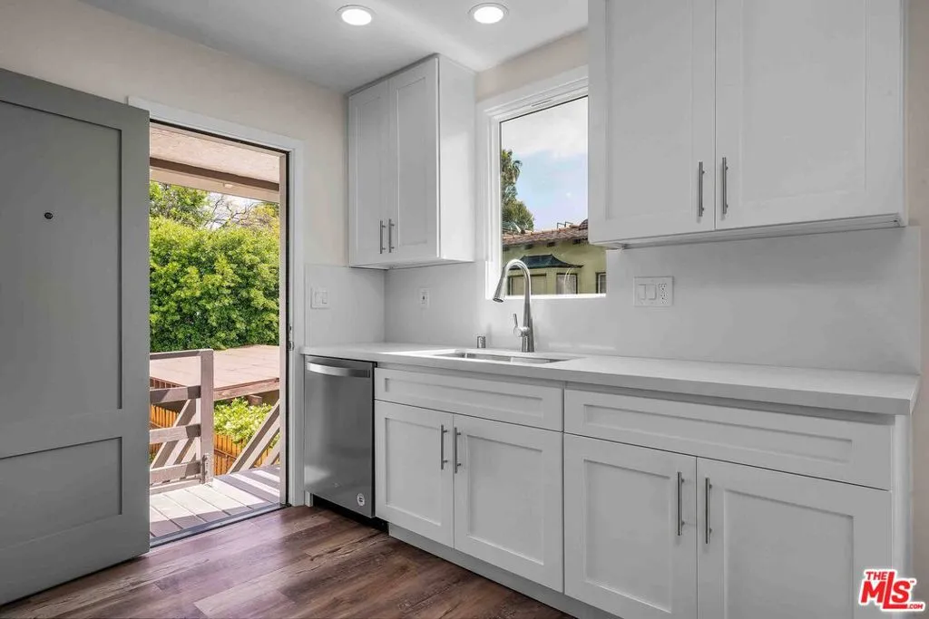 Valley Village, California 91602, United States, 2 Bedrooms Bedrooms, ,1 BathroomBathrooms,Residential,Active,204364