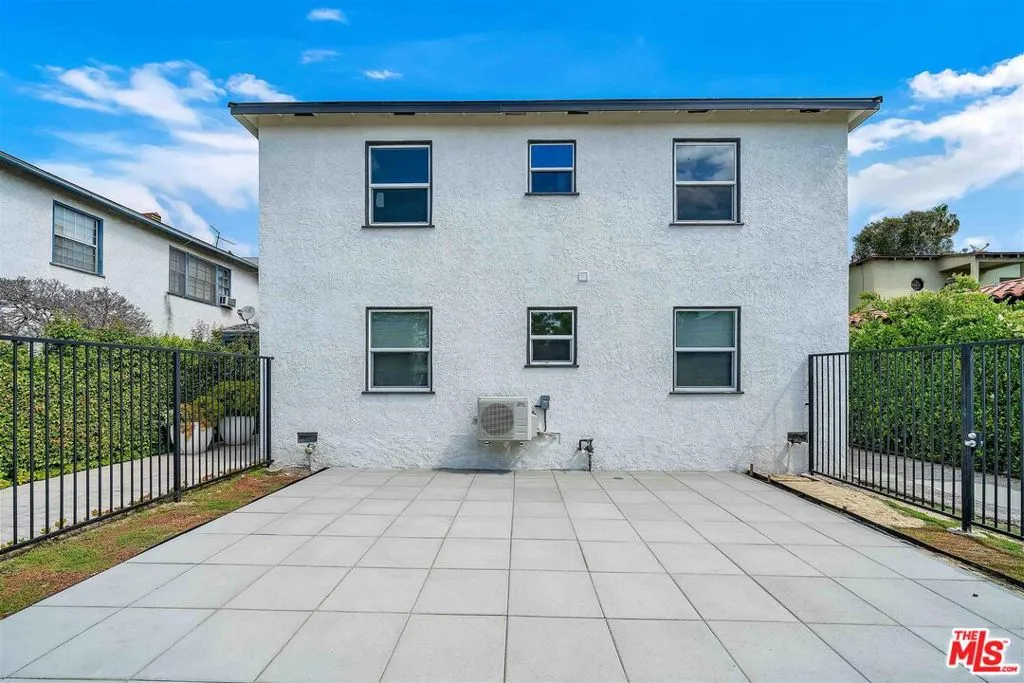 Valley Village, California 91602, United States, 2 Bedrooms Bedrooms, ,1 BathroomBathrooms,Residential,Active,204364