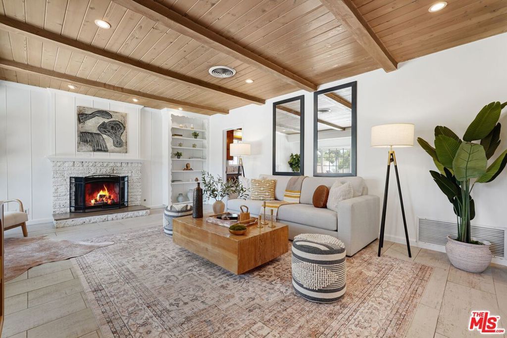 Photo of 5350 Fallbrook Avenue, Woodland Hills, CA 91367 (MLS # 25580855)