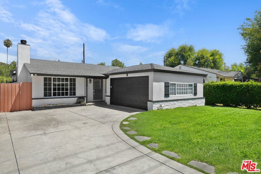 Photo of 5350 Fallbrook Avenue, Woodland Hills, CA 91367 (MLS # 25580855)