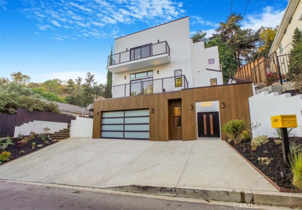 Stunning Modern 3-Bedroom, 3 1/2 Bath Home Welcome to your dream home! This beautifully designed modern property offers a perfect blend of luxury and
functionality. Featuring 3 spacious bedrooms and 3 1/2 full bathrooms, this home is ideal for families or those who love to entertain. Key Features: • Open-Concept
Living: The expansive living and dining area boasts large windows, flooding the space with natural light. • Chef’s Kitchen: Sleek, modern appliances, and an
oversized island create the perfect space for cooking and gathering. • Luxurious Master Suite: Enjoy a private retreat with a spa-like unsuited bathroom and a
spacious walk-in closet. • High-End Finishes: Modern fixtures, Engineer wooden floors, and recessed lighting throughout. • Outdoor Oasis: A beautifully landscaped
yard and patio area perfect for relaxing or hosting guests. Located in a desirable Mt Washington neighborhood great restaurant, parks, and shopping, this home is
a must-see. In one the most desirable school districts. Contact us today to schedule a private tour!