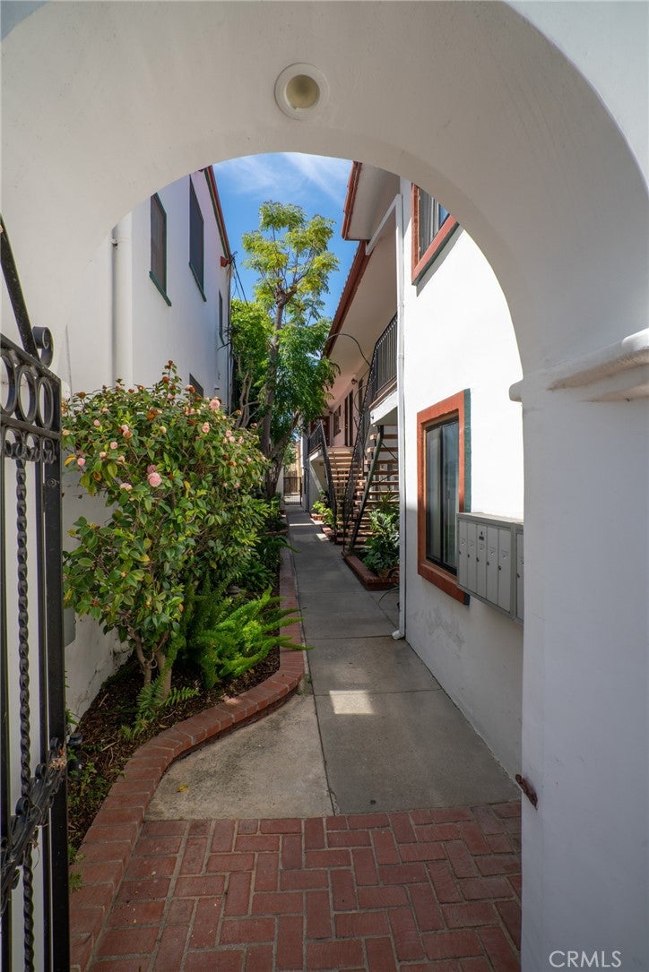 825 Roswell Avenue