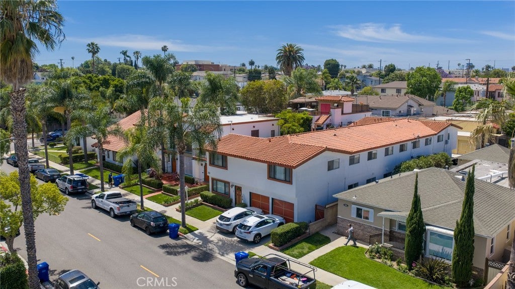 825 Roswell Avenue