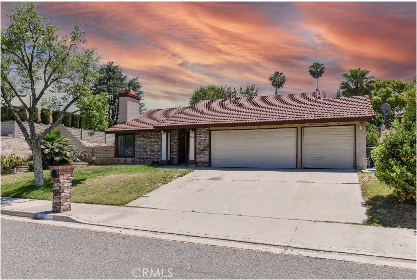 Big Lot!!
Single story!!Executive 3-Bedroom/2-bath Single Story House in established neighborhood with nice flowing floor plan,new hardwood floor and new paint. Space for RV parking
This is a nicely updated home with a large covered patio and beautiful backyard for your family enjoyment!Near UCR and Cal Baptist Universities, Centrally located within 60-, 215-, and 91-Freeways, Near to Golf Course & Shopping Center