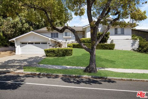 Photo of 2332 Hillhurst Avenue, Los Angeles, CA 90027 (MLS # 26669959)