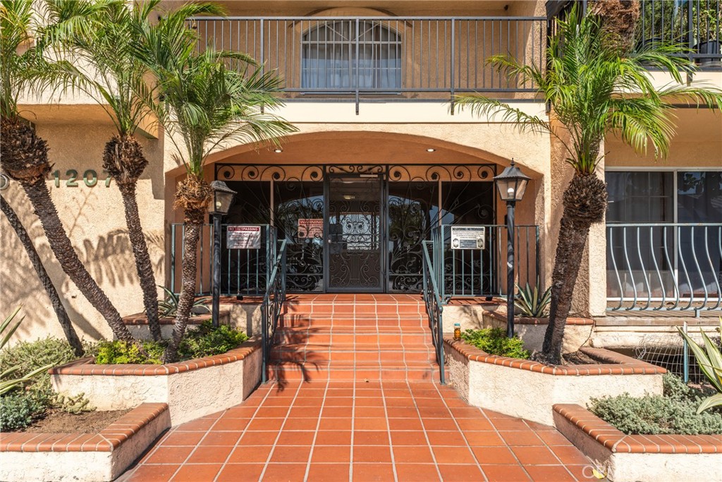 This is the opportunity you've been waiting for. Own a spacious 2-bedroom, 2-bathroom condo. The building's amenities are designed to enhance your lifestyle. You’ll have the rare convenience of two side-by-side dedicated parking spaces and an additional rental parking space available with an extra monthly fee. Stay active in the community gym, unwind in the sauna, or store your bicycle securely in the dedicated bike room after a ride. The community room is also available for larger gatherings with friends and family.
The location is unbeatable. You are just moments away from grocery stores, a diverse array of restaurants, and other essential amenities, making daily errands a breeze. For leisure, the iconic Long Beach coastline is just a pleasant 30-minute walk away, allowing you to easily enjoy the sun, sand, and surf.