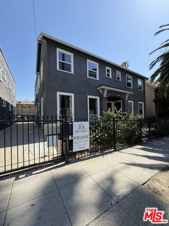 Discover the charm of Franklin Village and Los Feliz in this beautifully renovated, cozy bottom-floor bachelor unit. Plenty of natural light, the space has been thoughtfully updated with bamboo flooring, quartz countertops, sleek cabinetry, and stainless steel appliances. The unit offers a convenient kitchenette, wall air/heat, a spacious walk-in closet, and a dedicated parking space directly behind the building. Perfectly positioned for both relaxation and adventure, you'll enjoy easy access to Griffith Park, Beachwood, and Runyon Canyon trails. Step outside to a vibrant community filled with iconic cafes, restaurants, and entertainment, including Lazy Acres, Birds, Bourgeois Pig, La Poubelle, and the Upright Citizens Brigade. Franklin Village offers a rare blend of walkability and community, making this residence an exceptional lease opportunity. Schedule your showing today and experience it firsthand.