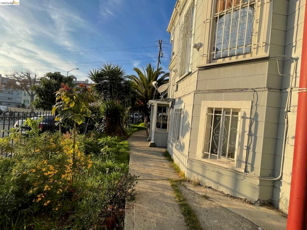 1718 High St