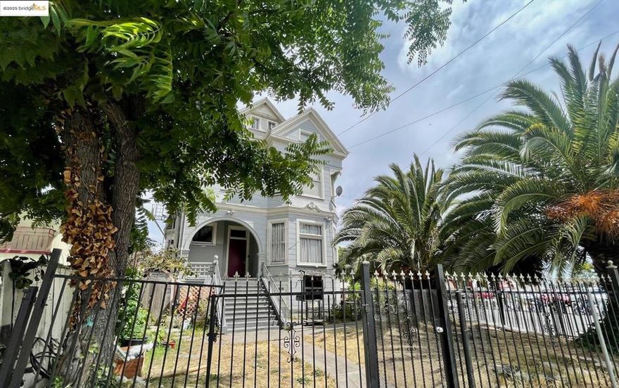 The corner building consists of 10 units fully occupied by tenants, conveniently located near shopping and transportation, Cardenas Grocery Store across the street.