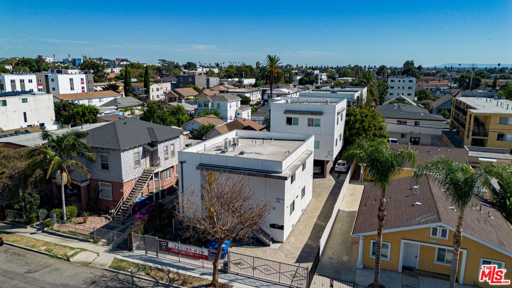 1372 W 35th Place