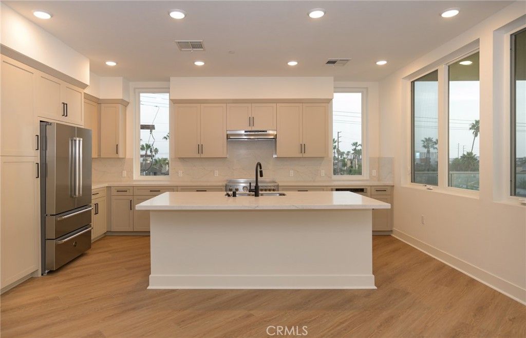 Photo of 414 Main St #400, Huntington Beach, CA 92648 (MLS # OC25182568)
