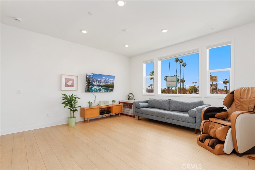 1643 W Lincoln Avenue 102