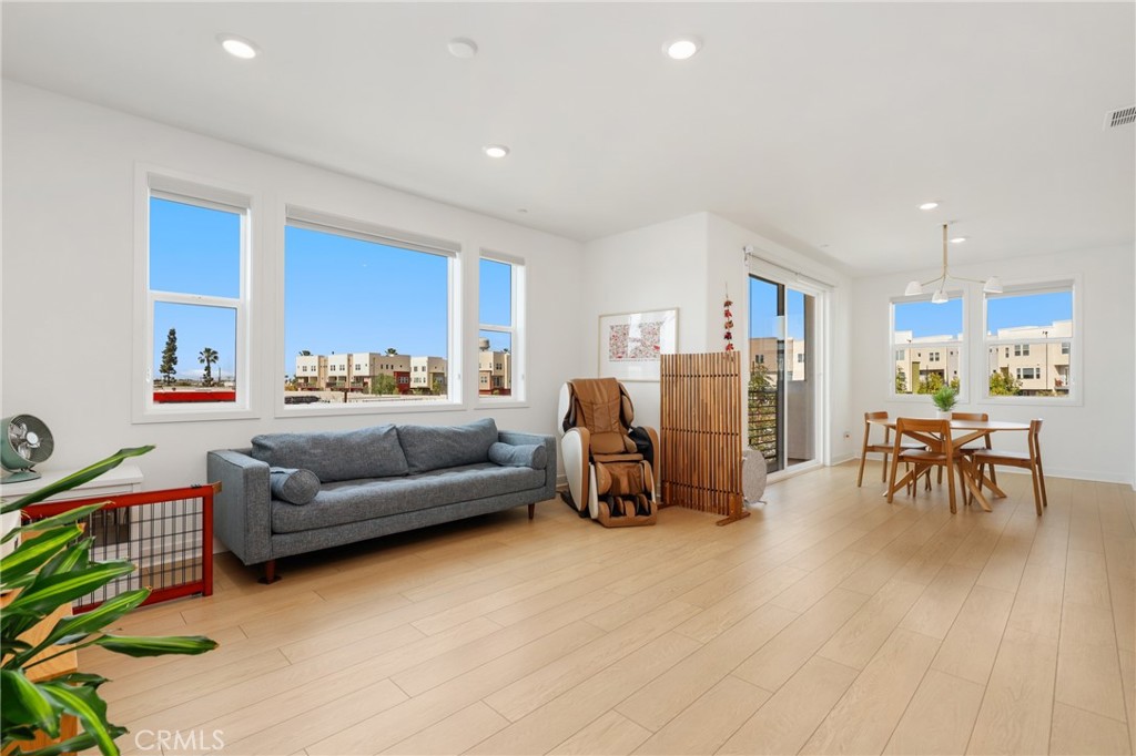 1643 W Lincoln Avenue 102