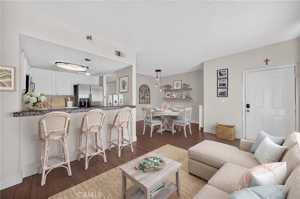 720 W 4th 318