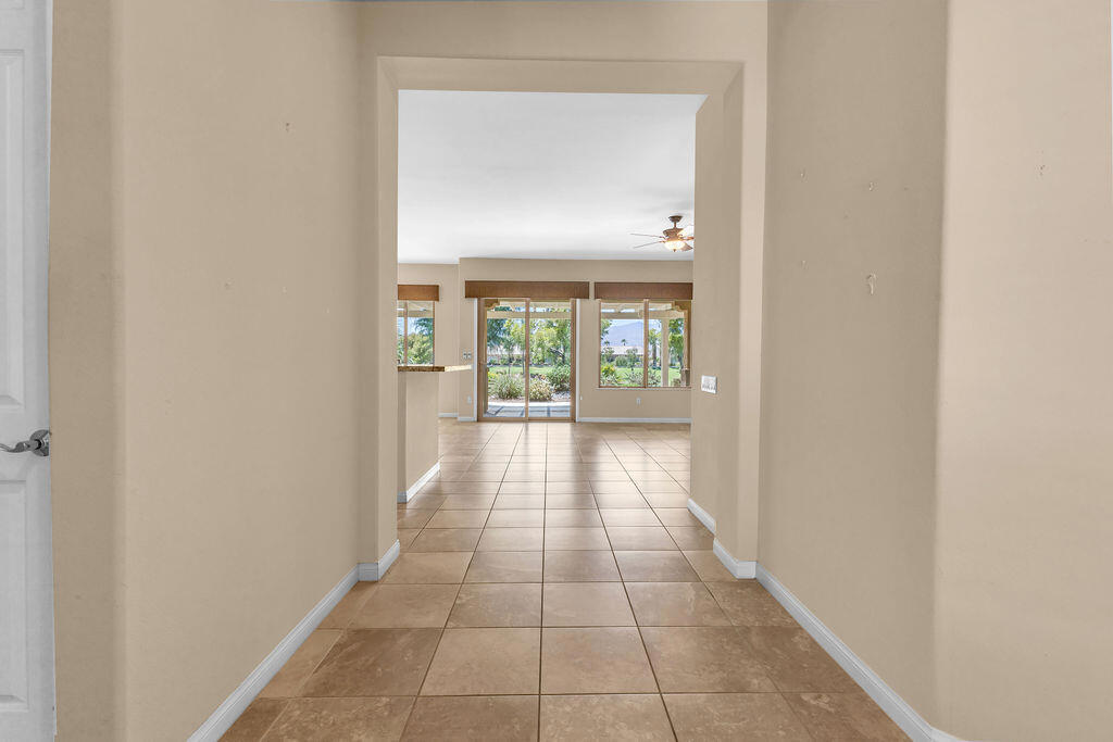 81183 Avenida Tres Lagunas