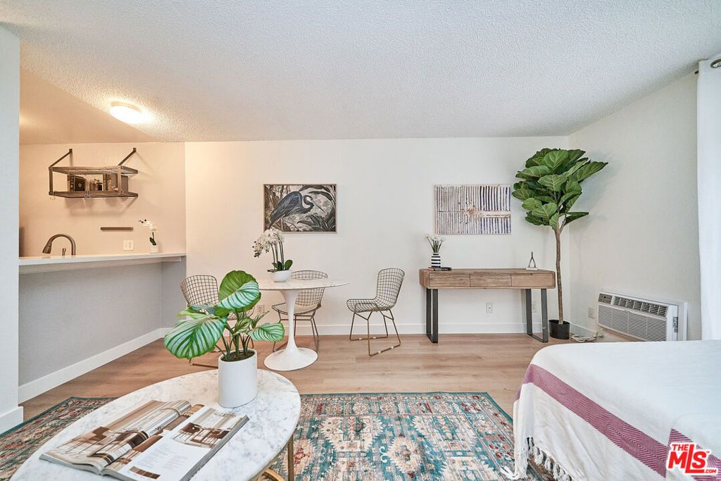 Photo of 320 S Ardmore Avenue #120, Los Angeles, CA 90020 (MLS # 25616313)
