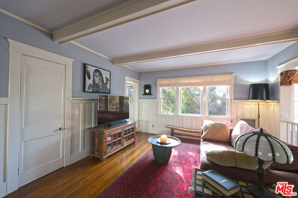 2634 N Beachwood Drive