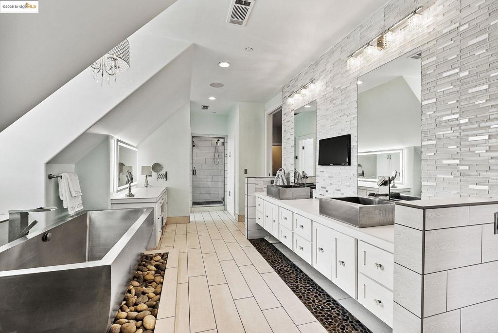 DISCOVERY  BAY - Residential