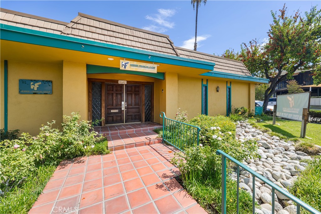 635 W Foothill