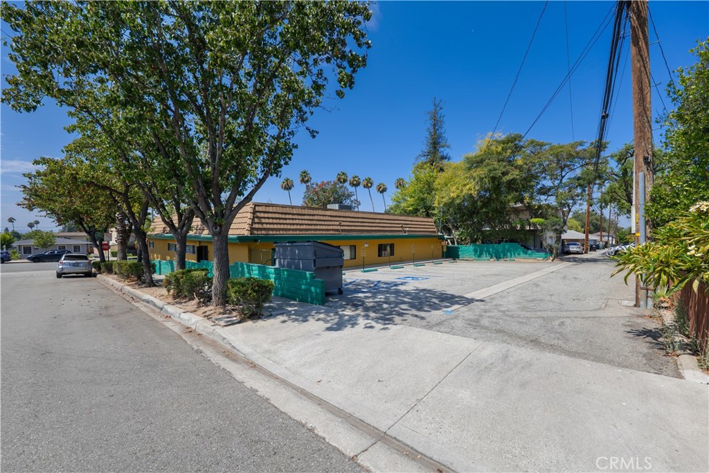 635 W Foothill