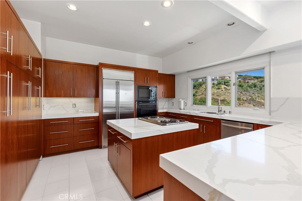 2365 Hillview Drive, Laguna Beach CA 92651 - Photo 15