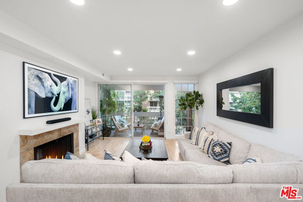 4338 Redwood Avenue B213