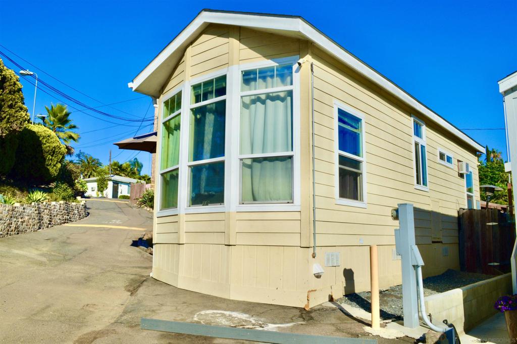 1045 E Vista Way 18