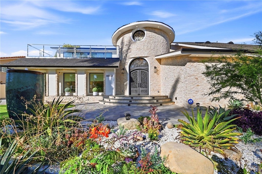 16572 Carousel, Huntington Beach CA 92649 - Photo 9