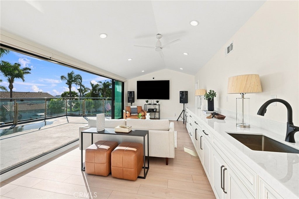 16572 Carousel, Huntington Beach CA 92649 - Photo 27