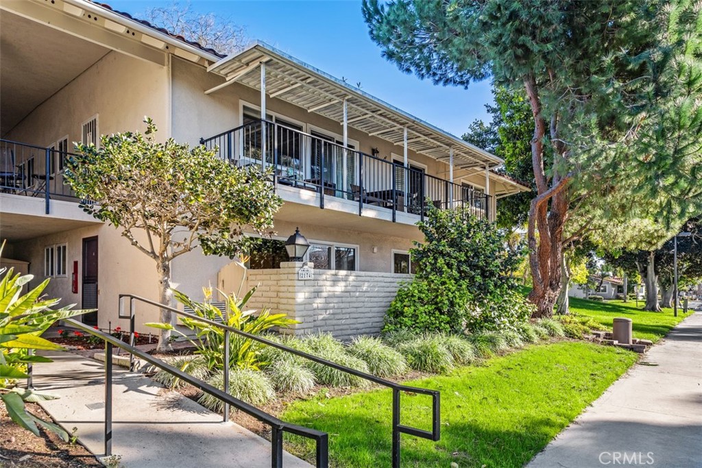 2174 Via Mariposa East A