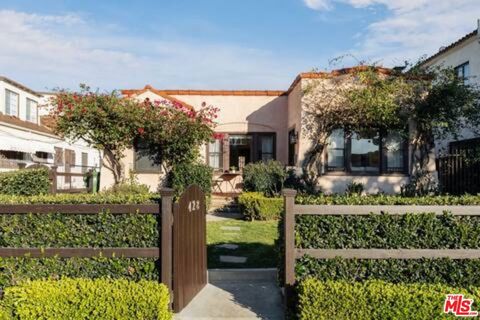 Photo of 428 N Alta Vista Boulevard, Los Angeles, CA 90036 (MLS # 25626519)